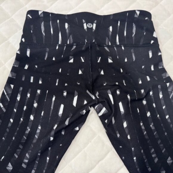 Lululemon Size 6 Low Rise Wunder Under (Long) - Picture 1 of 5